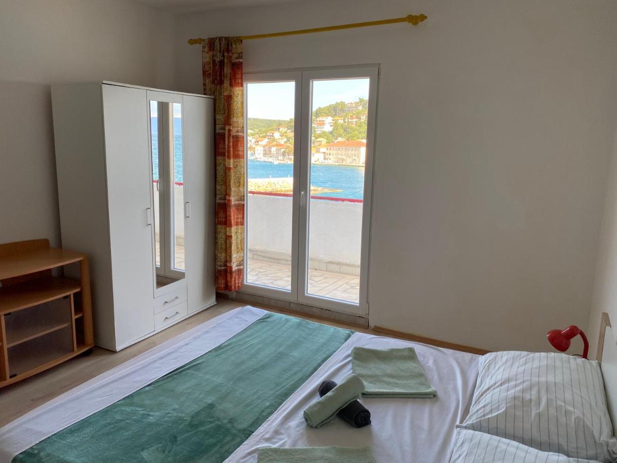 Apartments Peronja Jelsa Seafront ภายนอก รูปภาพ