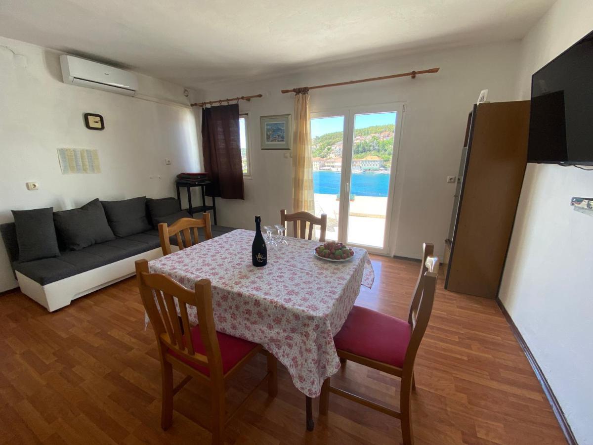 Apartments Peronja Jelsa Seafront ภายนอก รูปภาพ