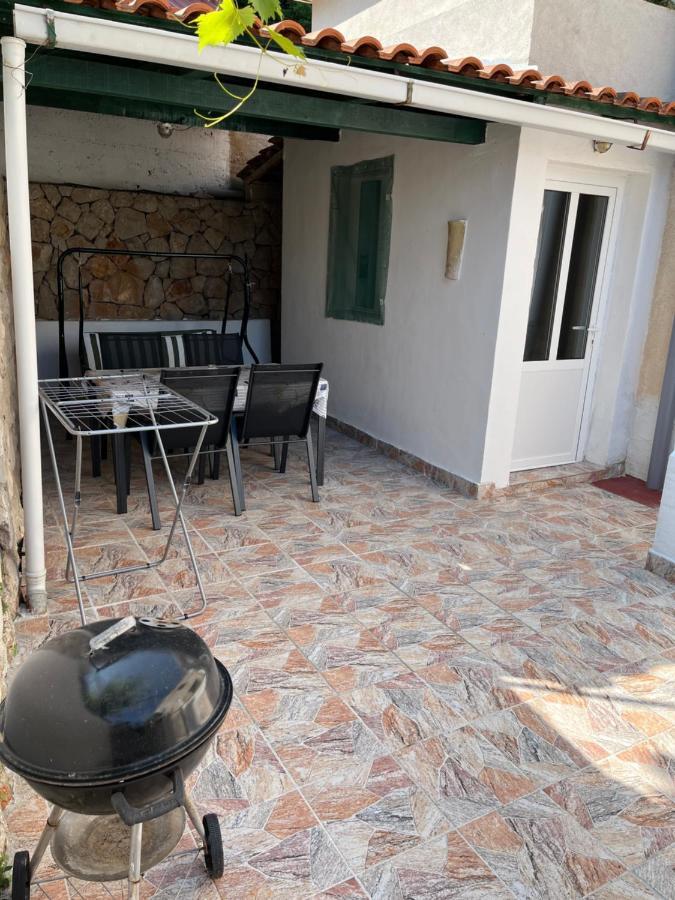 Apartments Peronja Jelsa Seafront ภายนอก รูปภาพ