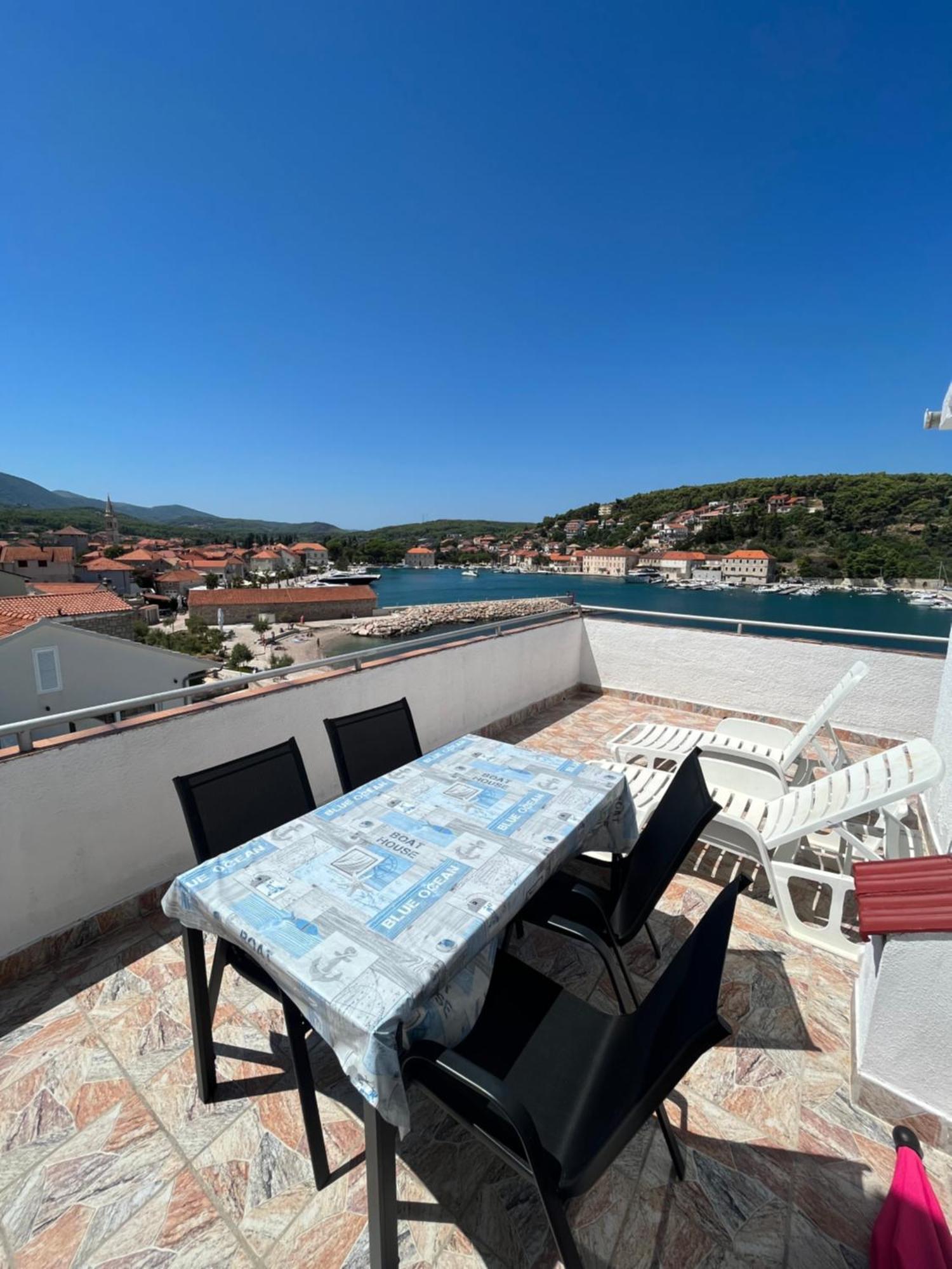 Apartments Peronja Jelsa Seafront ภายนอก รูปภาพ