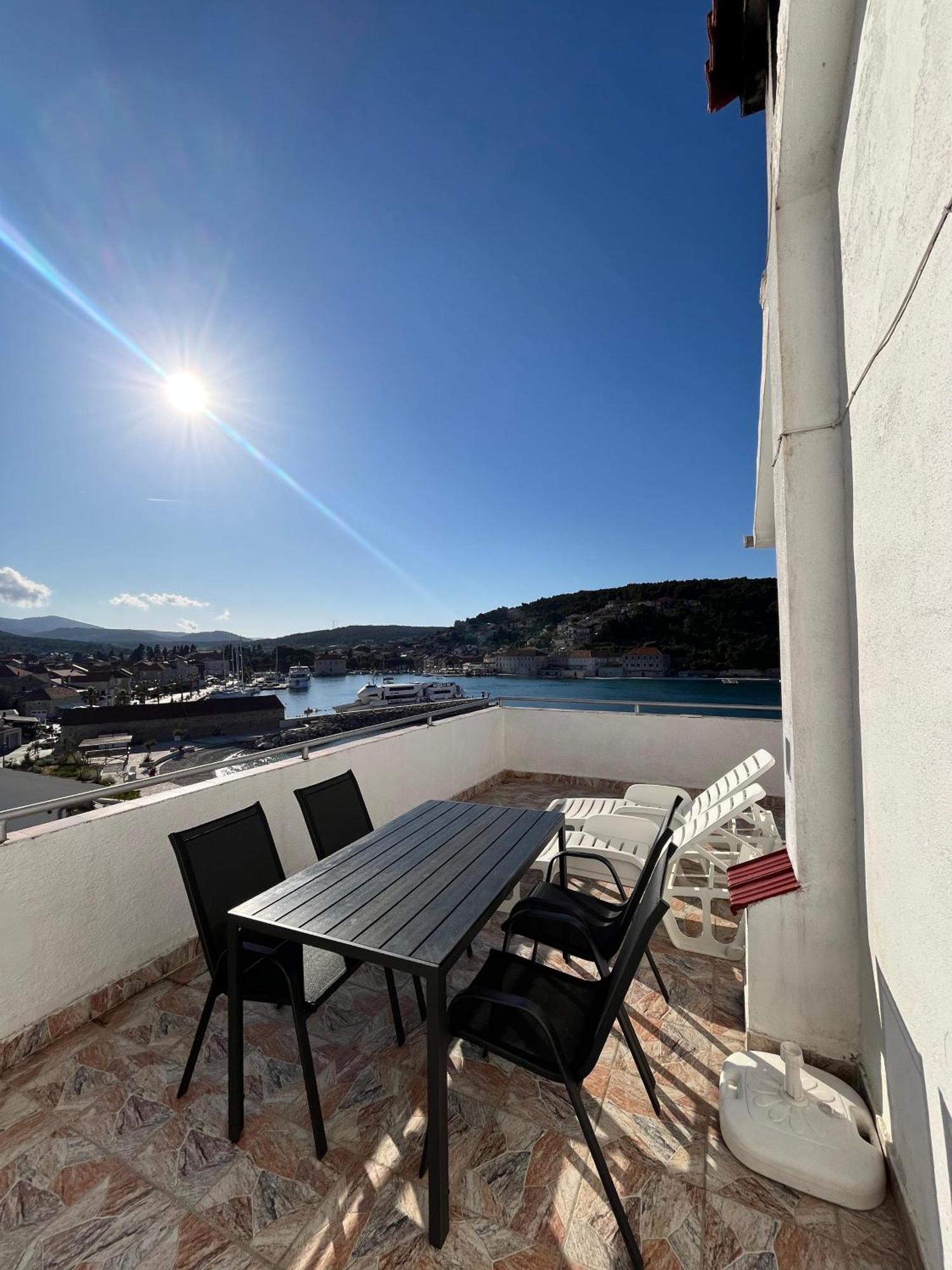 Apartments Peronja Jelsa Seafront ภายนอก รูปภาพ
