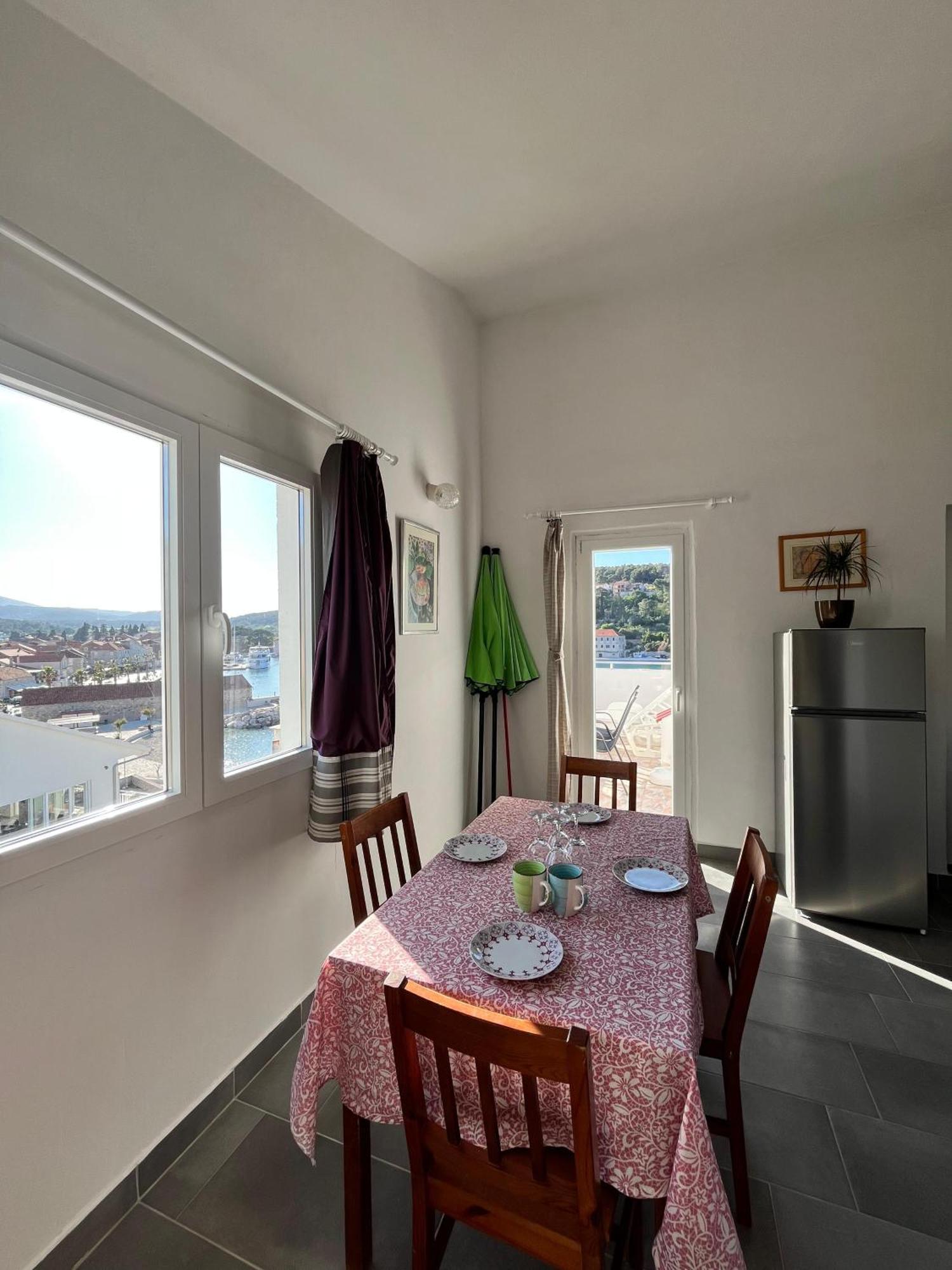 Apartments Peronja Jelsa Seafront ภายนอก รูปภาพ