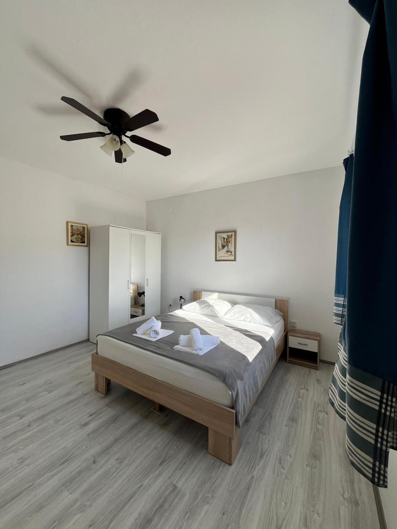 Apartments Peronja Jelsa Seafront ภายนอก รูปภาพ