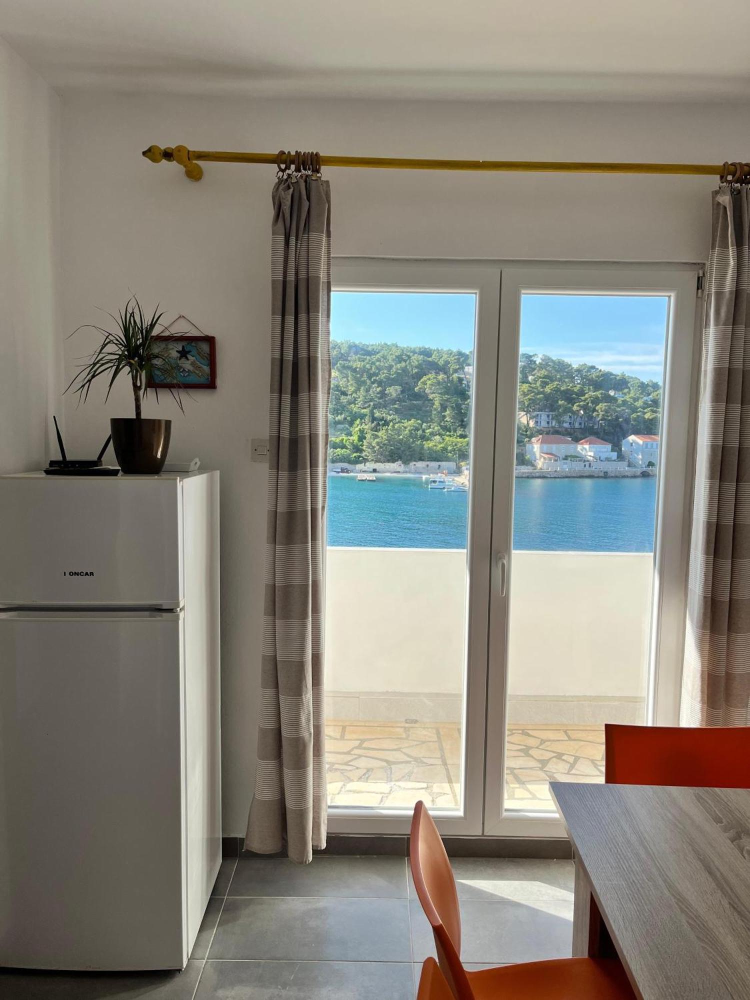 Apartments Peronja Jelsa Seafront ภายนอก รูปภาพ