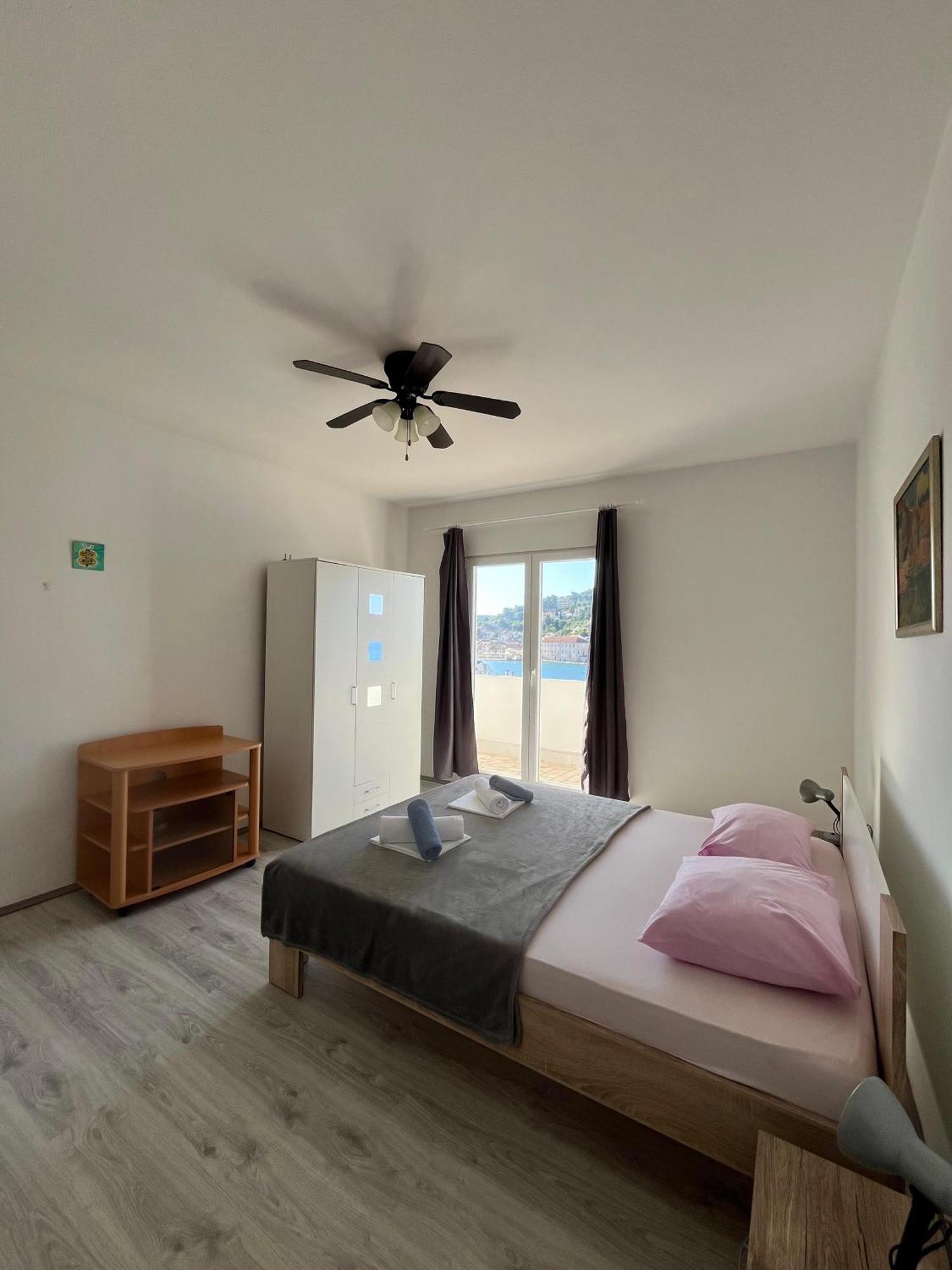 Apartments Peronja Jelsa Seafront ภายนอก รูปภาพ