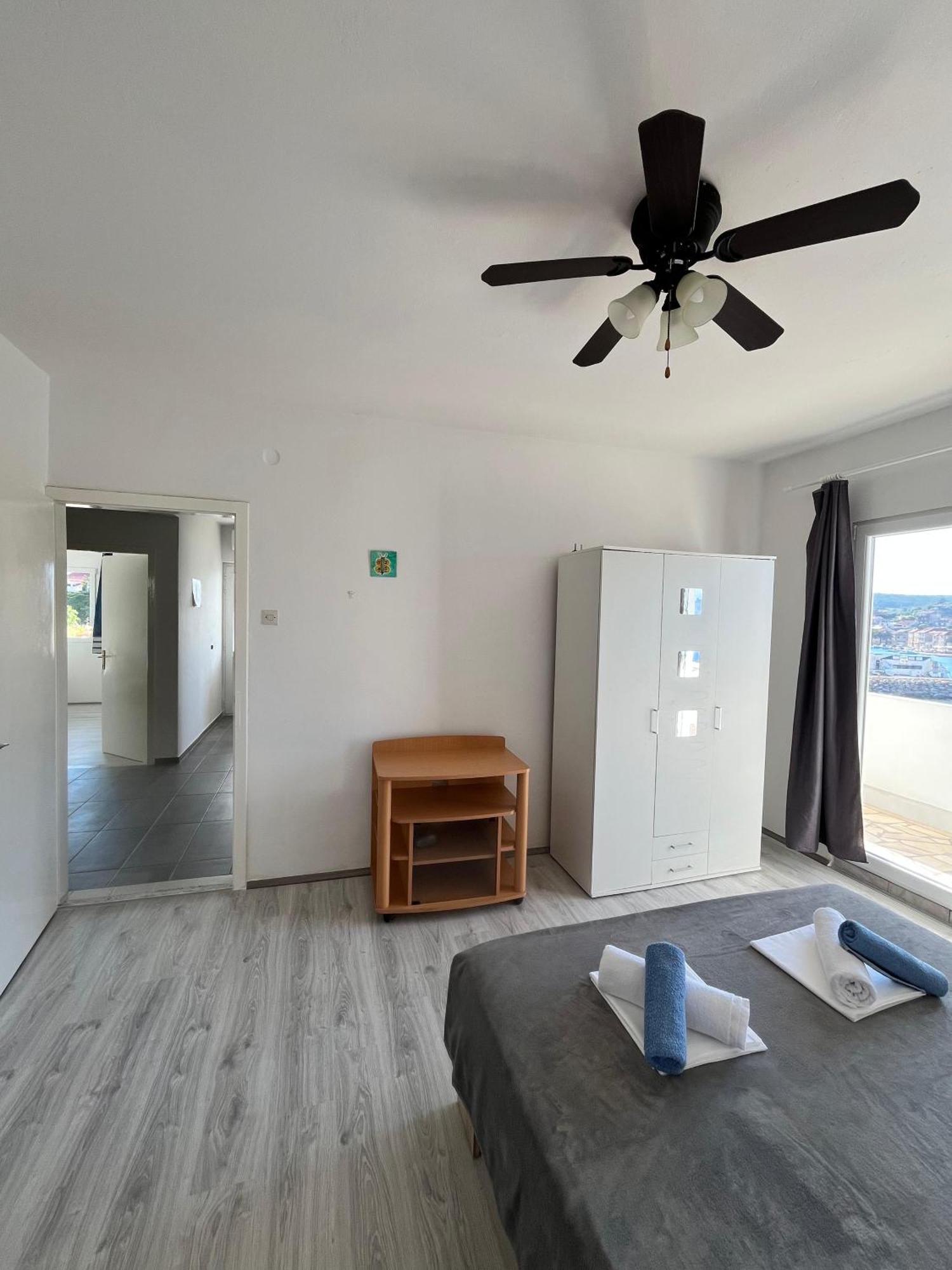 Apartments Peronja Jelsa Seafront ภายนอก รูปภาพ