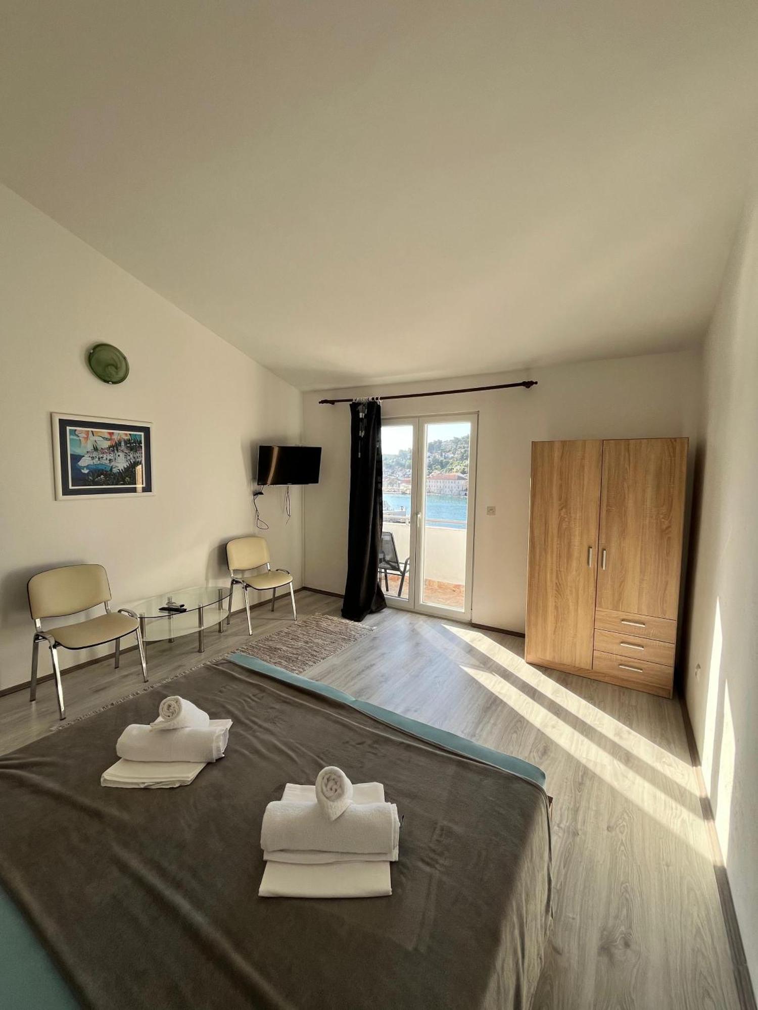 Apartments Peronja Jelsa Seafront ภายนอก รูปภาพ